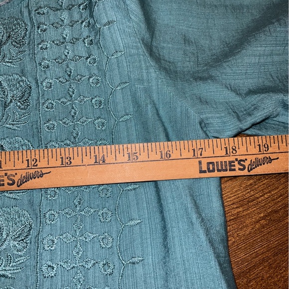 ⭐️Teal Floral Embroidered Wide Quarter Length Sleeve High Low Top Size S/M - Picture 7 of 9